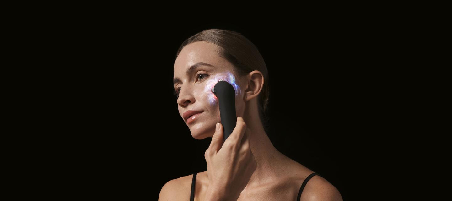 mujer usando FAQ 402